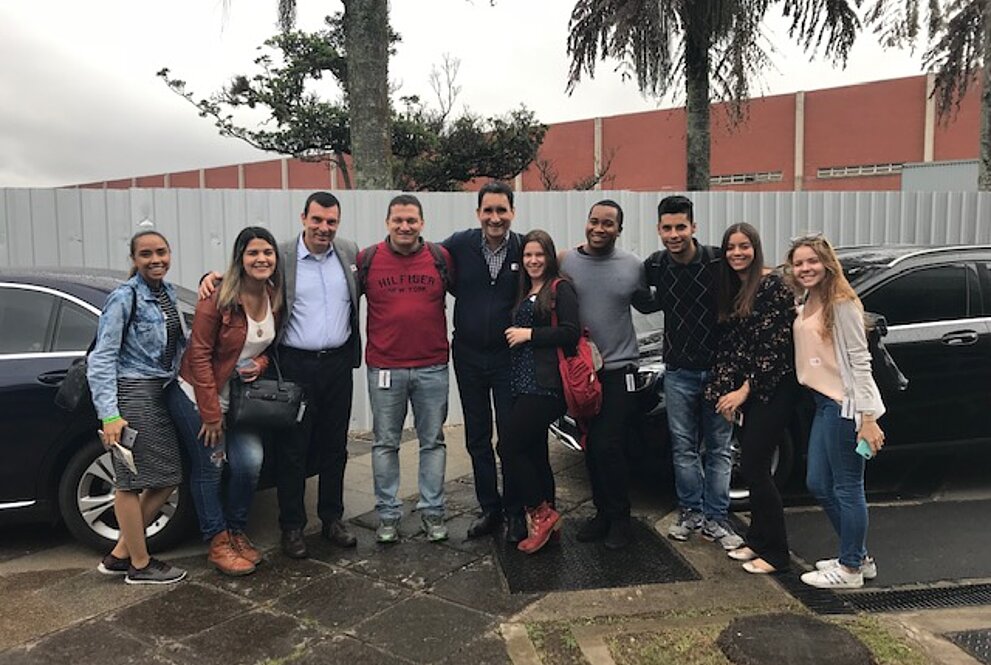 Comitiva mackenzista durante o Fórum