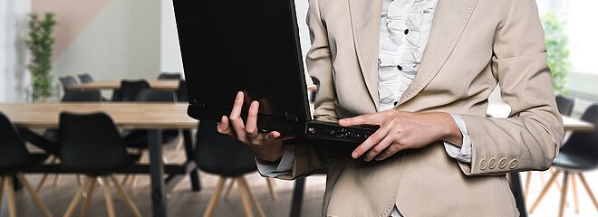 mulher segura laptop de maneira solícita