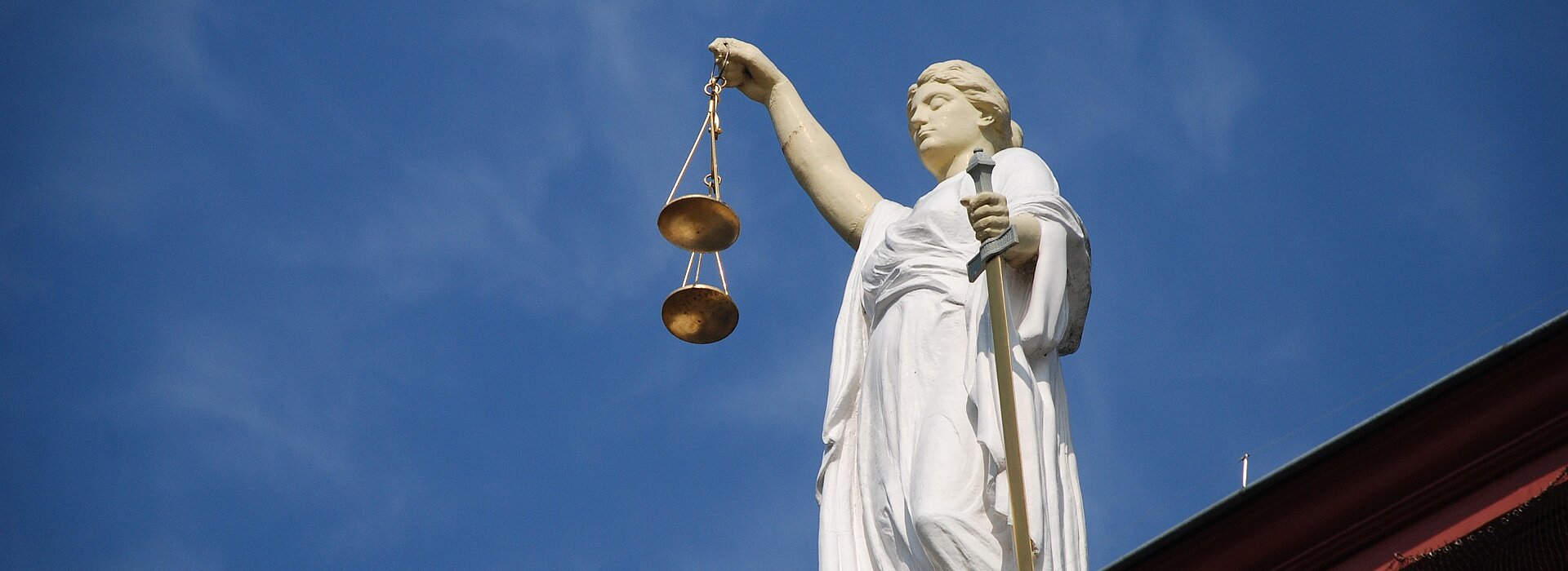 simbolo da justiça. mulher vendada com uma balança nas mãos