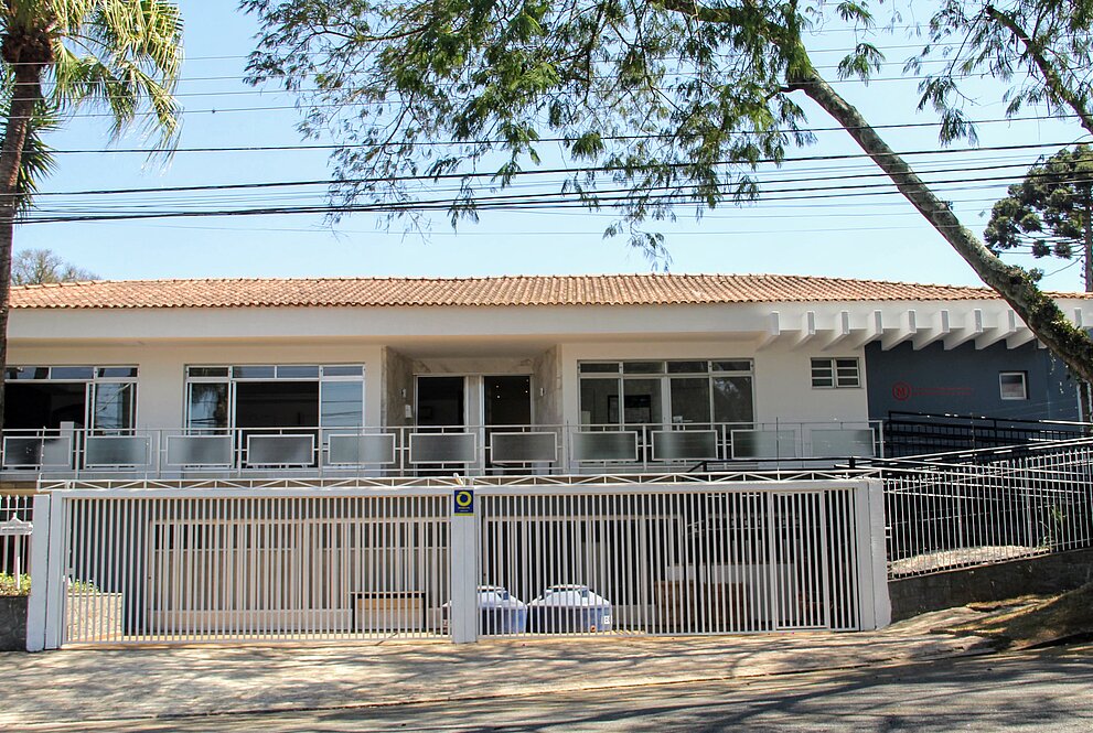 entrada do novo Centro de Oncologia e Unidade Mackenzie da Mulher. Está um dia de sol e há árvores ladeando a imagem da entrada