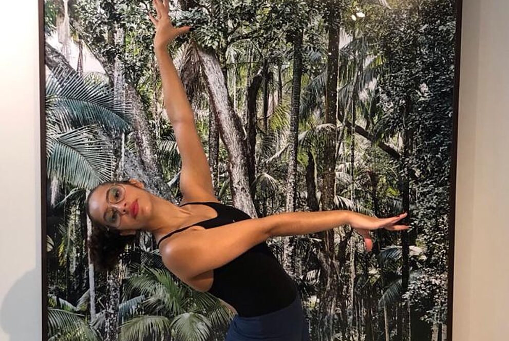 Menina realização movimentos de ginástica