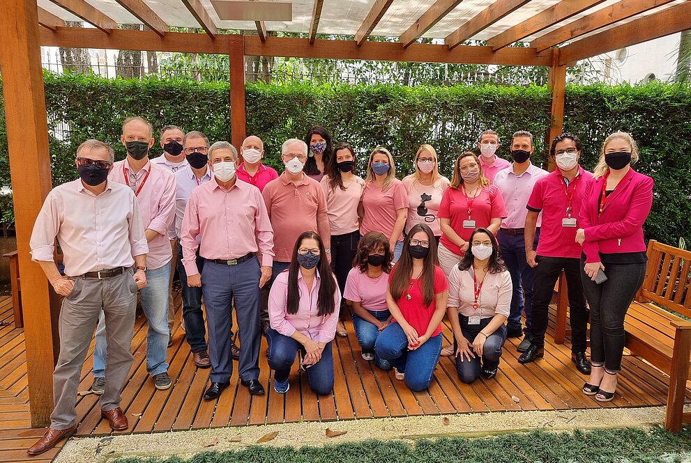 Imagem com a equipe do Mackenzie Soluções vestindo rosa