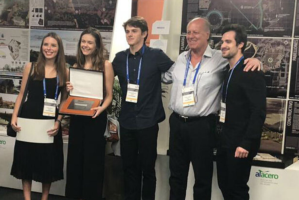 Equipe mackenzista vencedora, orientada pelo professor Carrieri