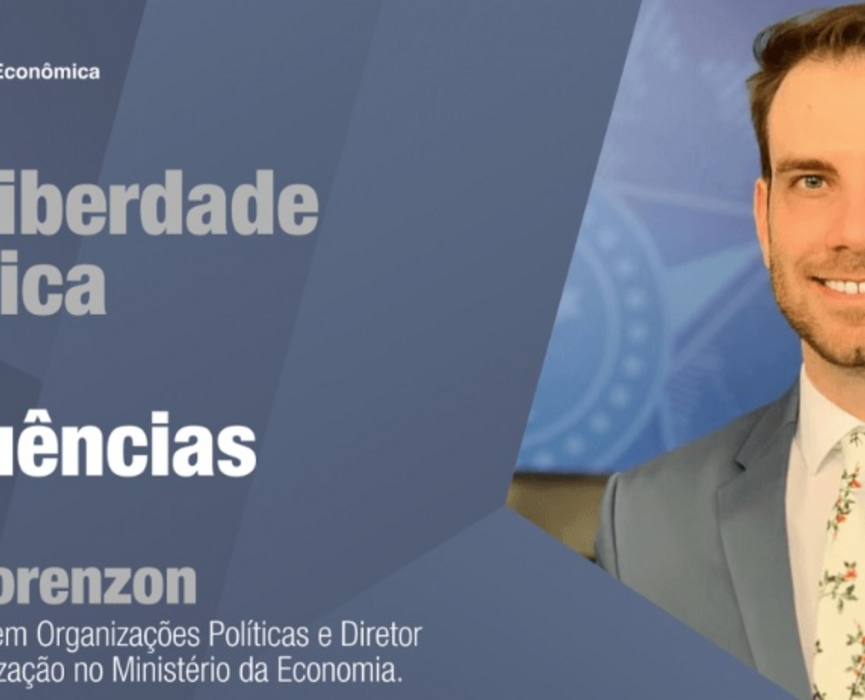 Foto do palestrante ao lado direito, com fundo azul. O lado esquerdo possui informações em branco.