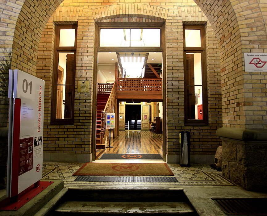 Foto de entrada do prédio 1. 
