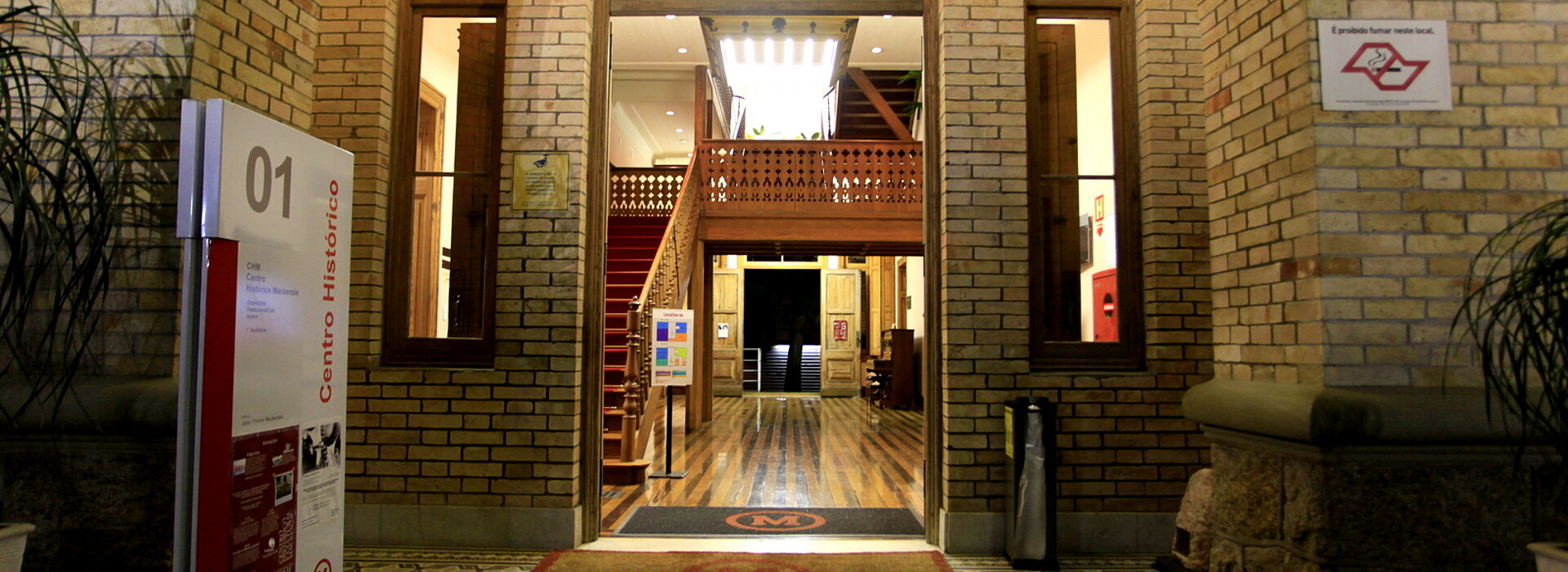 Foto de entrada do prédio 1. 