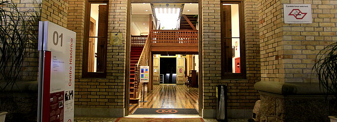 Foto de entrada do prédio 1. 