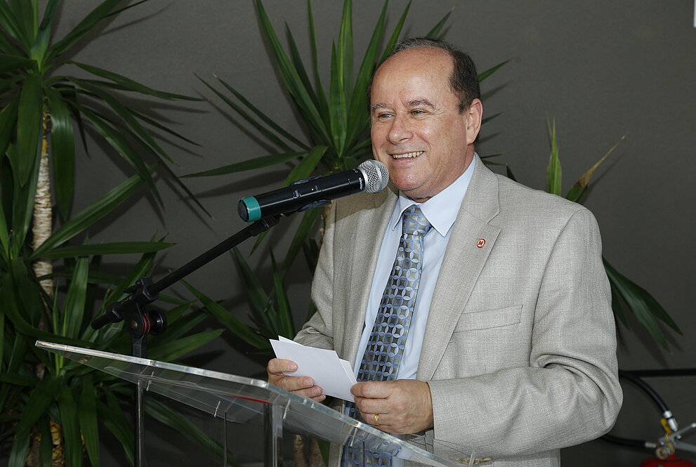 reitor da Universidade aparece falando na abertura do evento