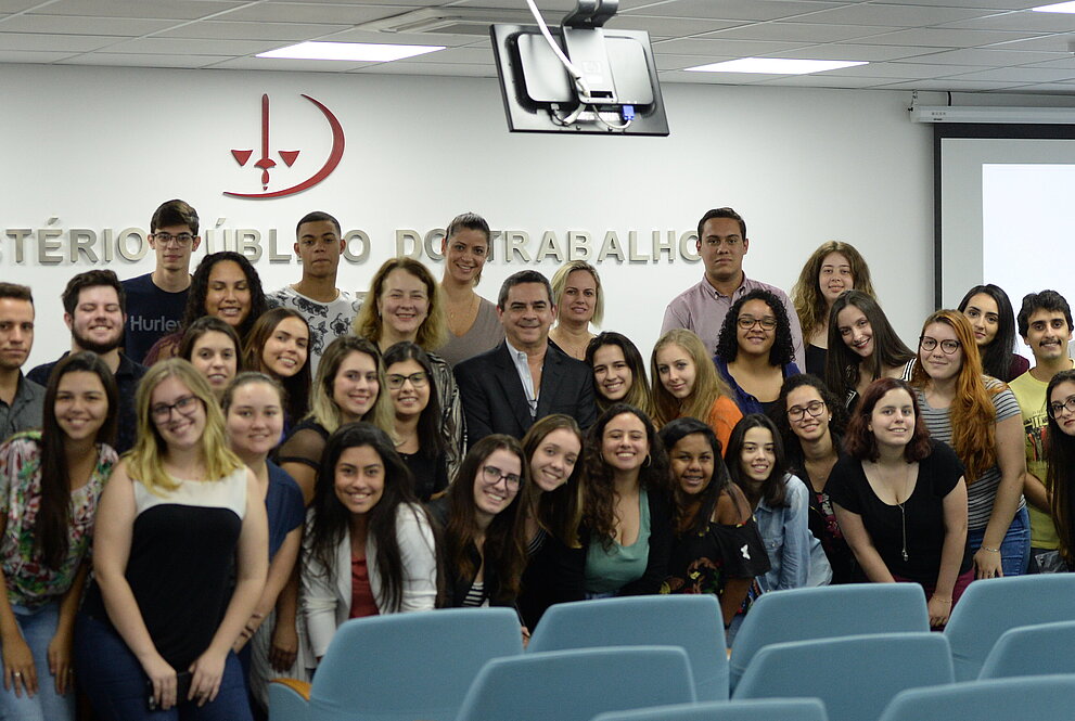 Estudantes juntos durante a visita.