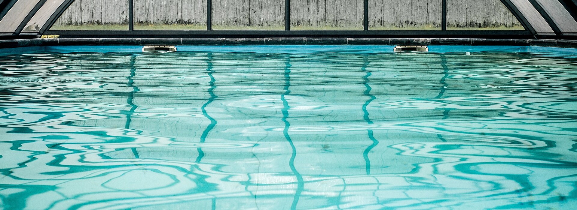 Foto de uma piscina, superfície da água.