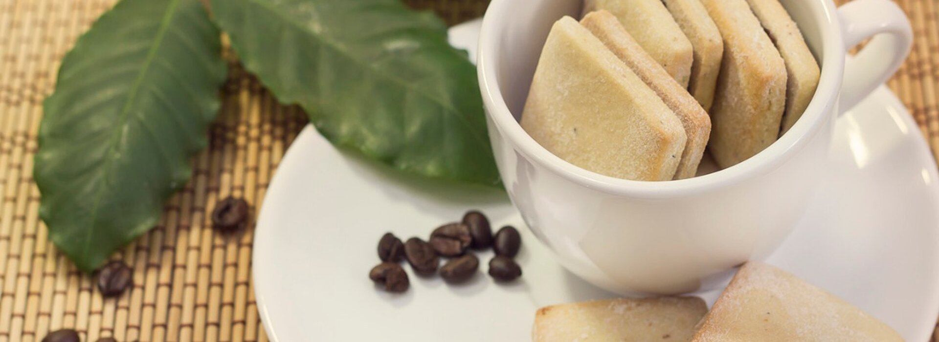 A foto mostra uma xícara com os biscoitos da Biscoiteria Keks