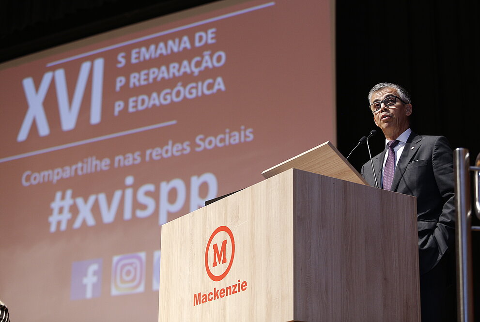 Pessoa em pé falando em público