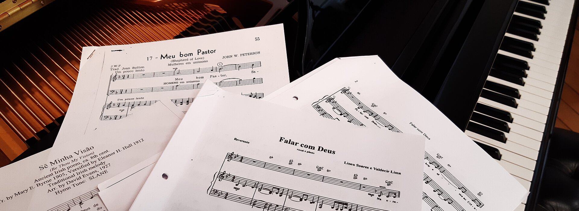 A imagem apresenta partituras de piano. 