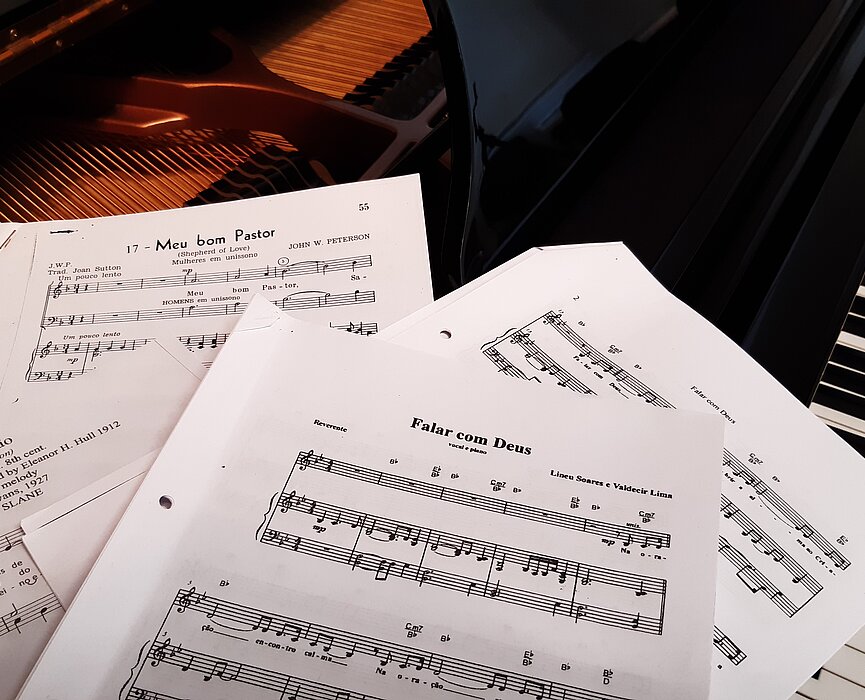 A imagem apresenta partituras de piano. 