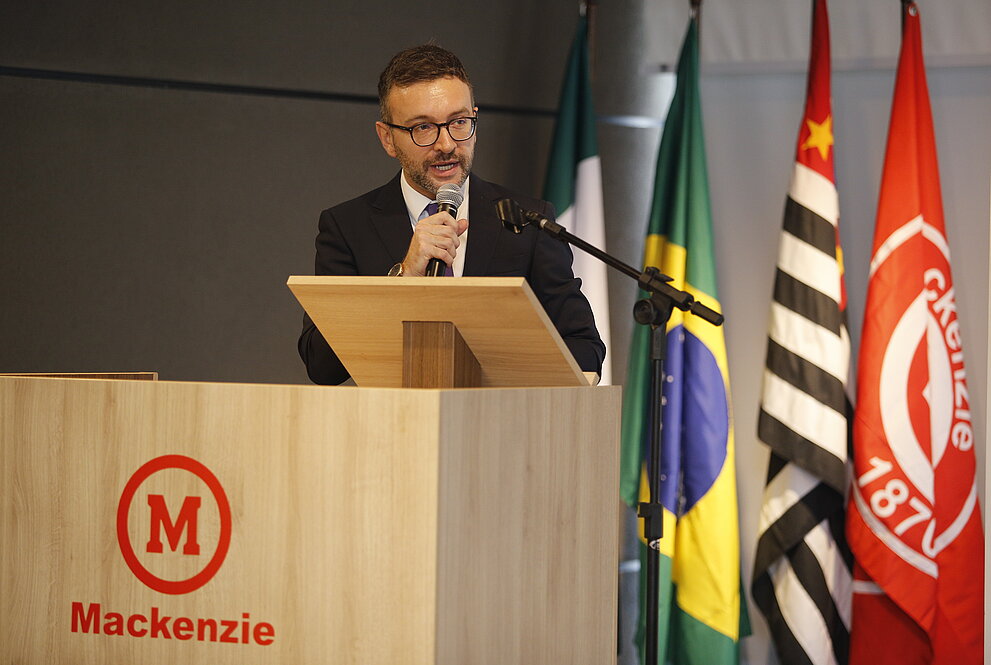 Nicola Guerini discursando ao microfone