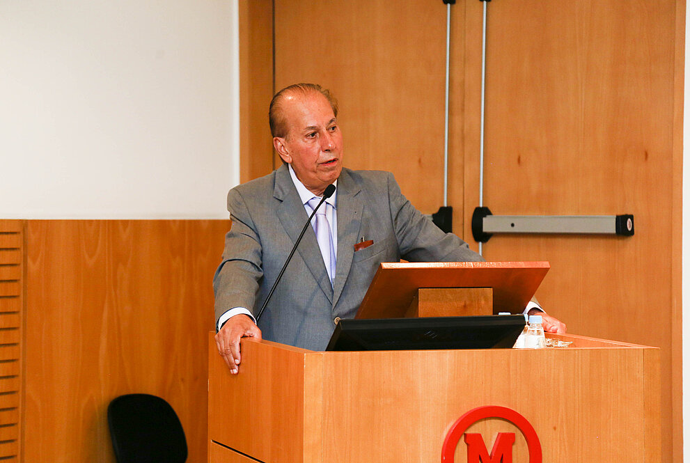 Nelson Câmara ao púlpito no auditório João Calvino.