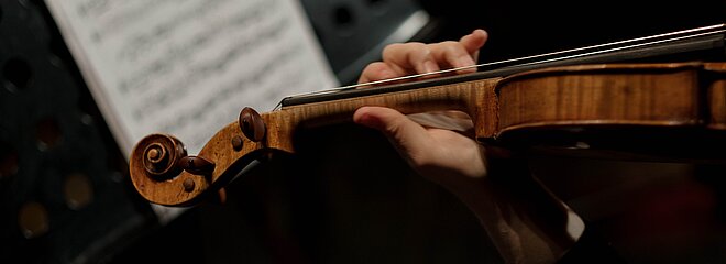 Pessoa tocando violino. 
