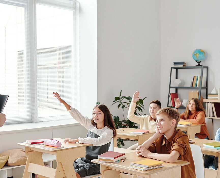 Professor e crianças na sala de aula enpolgadas para aprender
