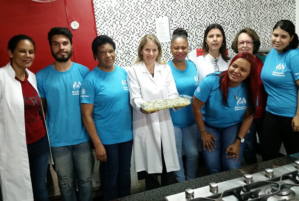 Alunos reunidos com a comida pronta.