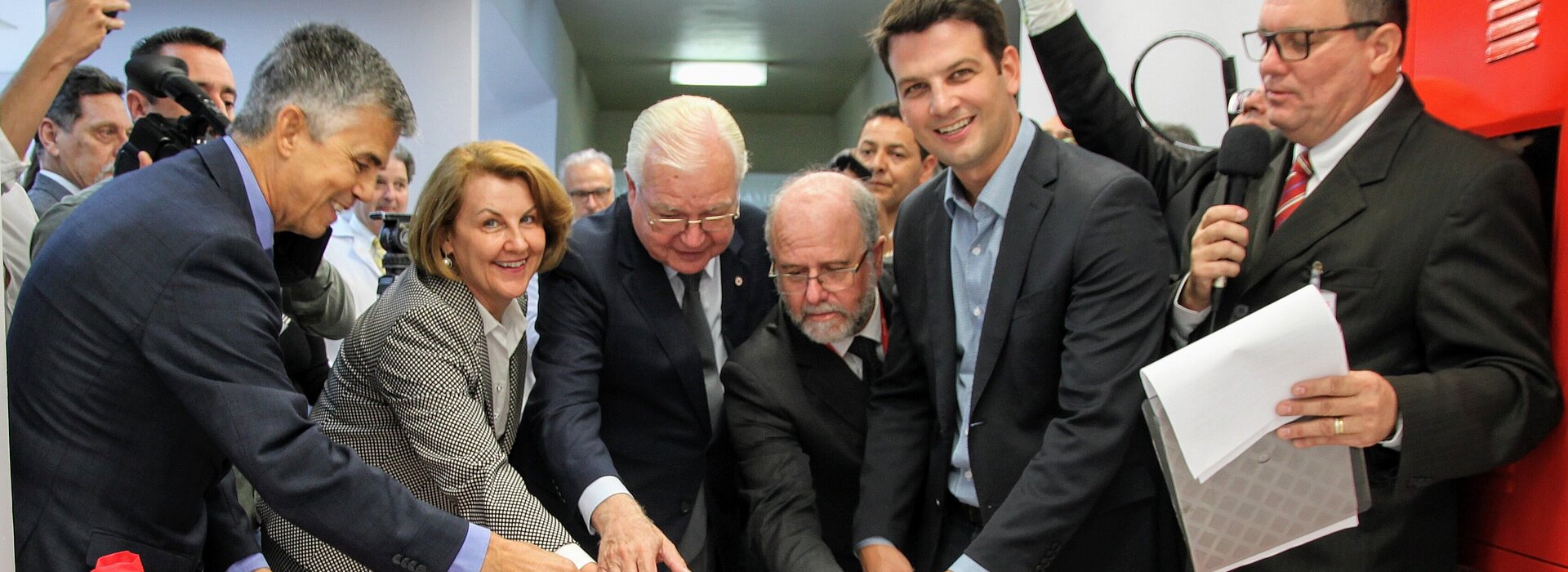 Autoridades cortam fita inaugural da nova área