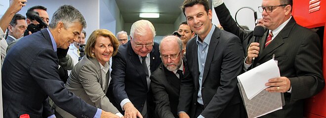 Autoridades cortam fita inaugural da nova área