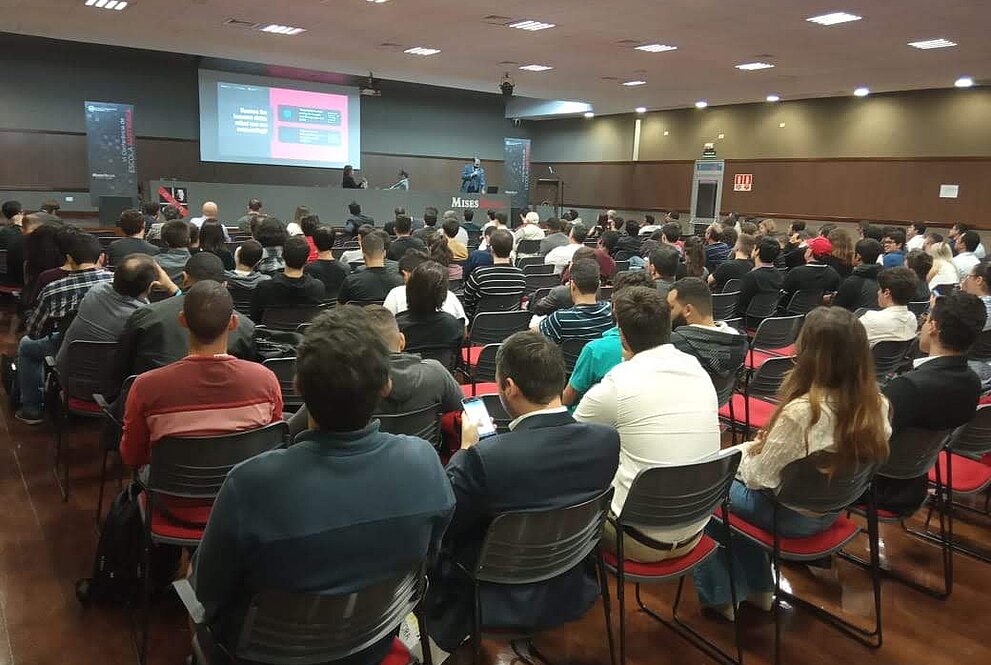 auditório lotado durante o evento