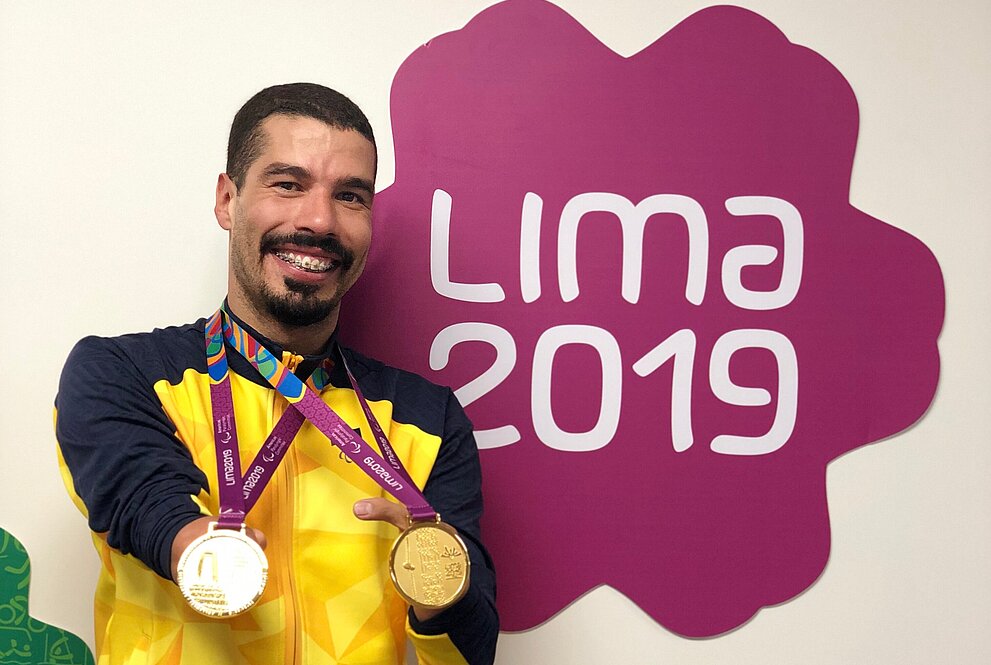 Daniel Dias com duas medalhas de ouro.
