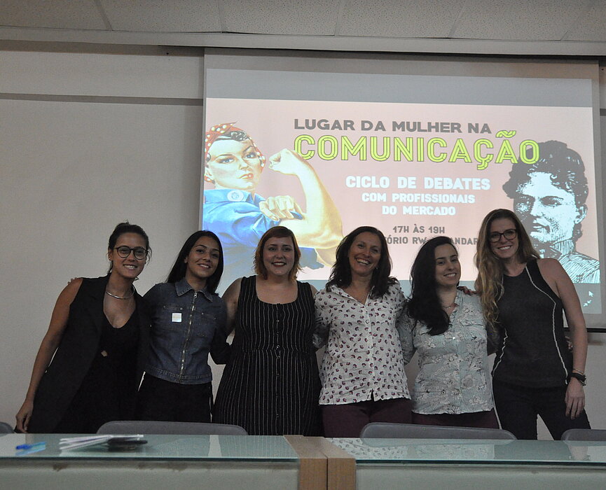 Palestrantes ao lado de professora e aluna do curso de jornalismo