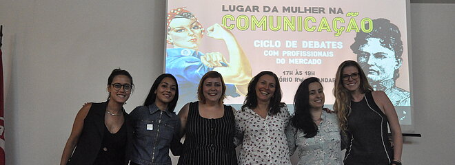 Palestrantes ao lado de professora e aluna do curso de jornalismo