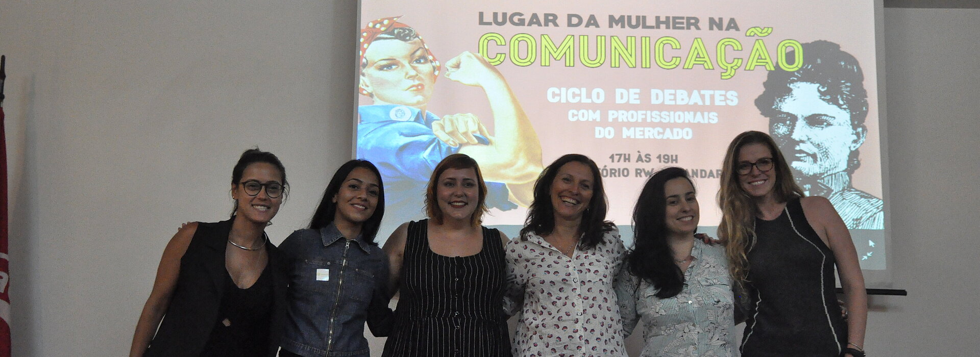 Palestrantes ao lado de professora e aluna do curso de jornalismo
