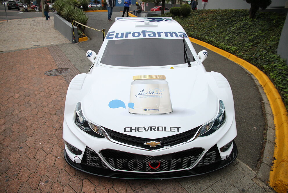 Carro branco da Stock Car estacionado em frente ao HUEM