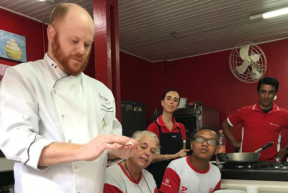 Arthur Sauer ensinando molde de massa.