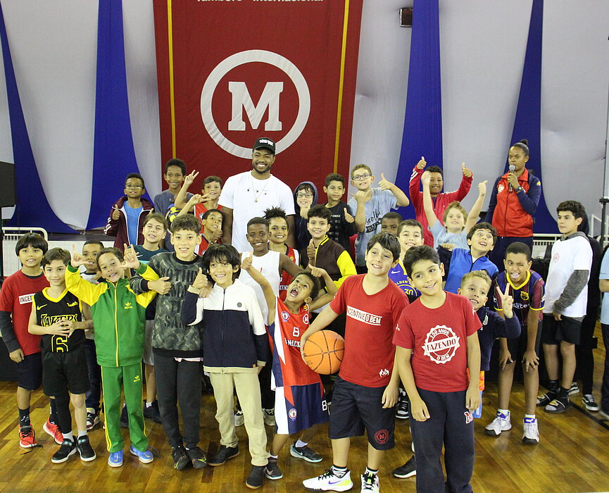 Jogador Bruno Caboclo junto aos integrantes do Projeto Bis.