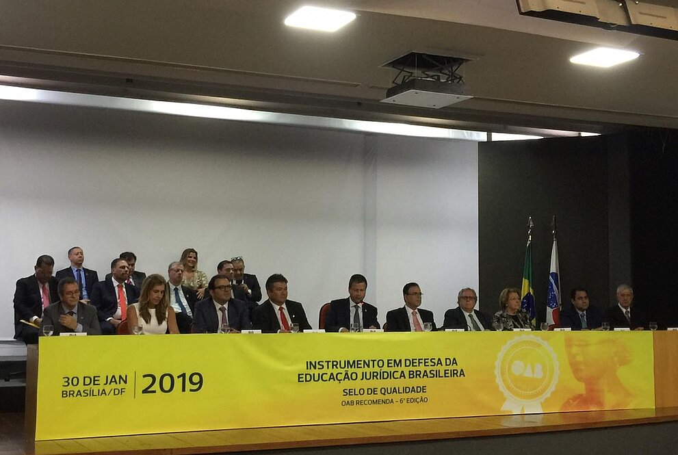 Mesa de autoridades durante cerimônia do Selo OAB Recomenda.