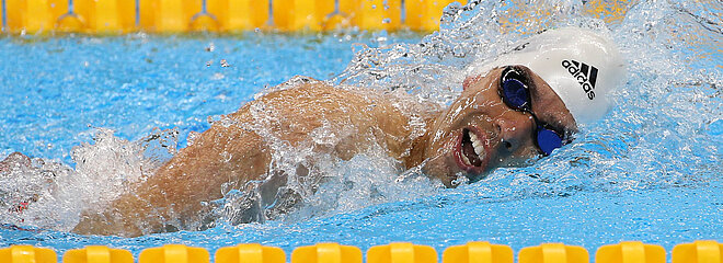 Na foto, aparece o atleta Daniel Dias nadando