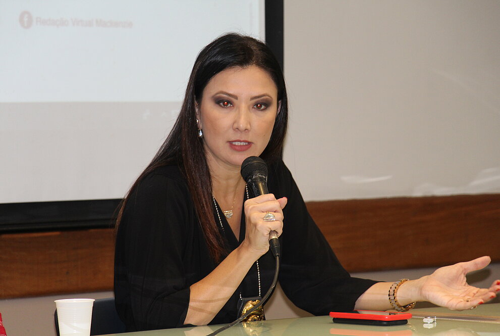 Raquel sentada à mesa