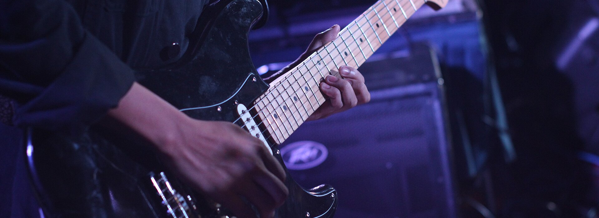Músico tocando guitarra.