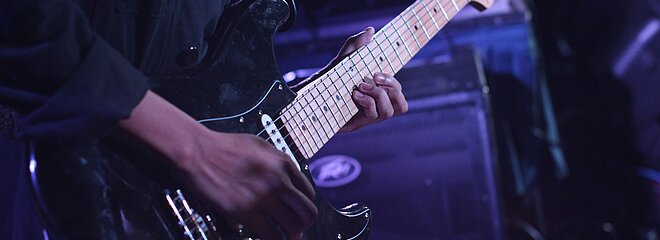 Músico tocando guitarra. 