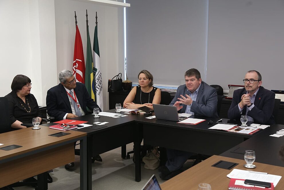 Cinco autoridades mackenzistas e da Universidade de Coventry sentados durante conversa
