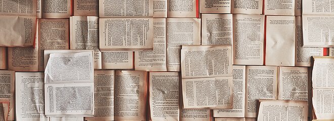 Imagem com vários livros abertos