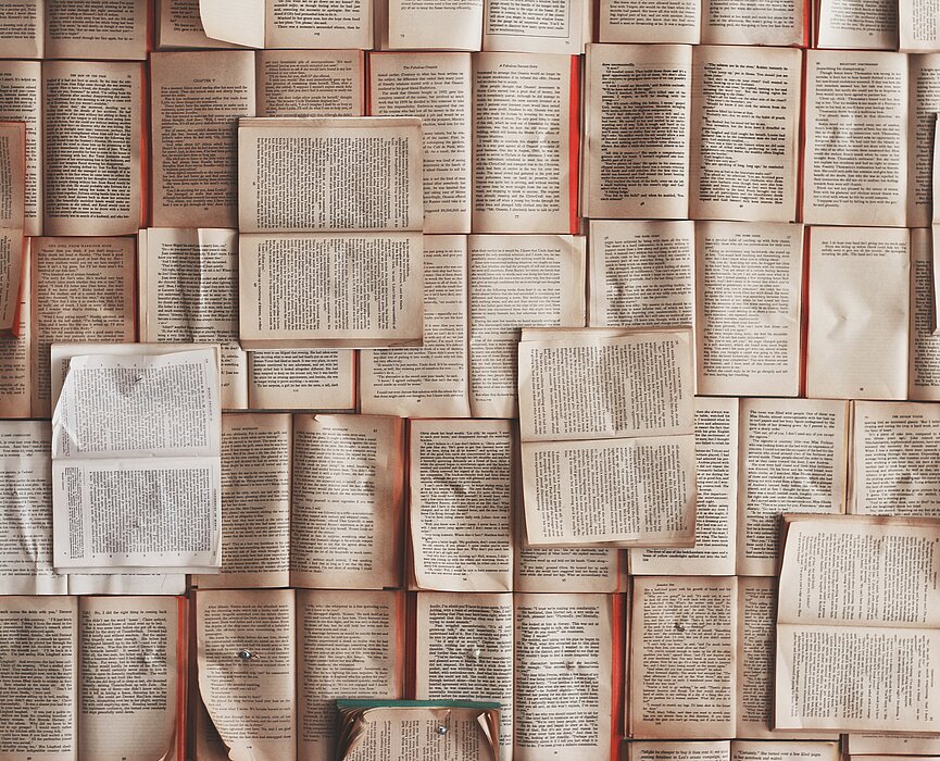 Imagem com vários livros abertos
