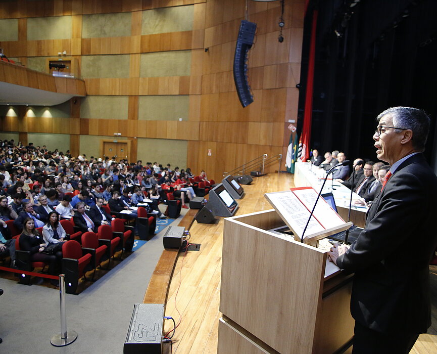 auditório cheio e mesa de autoridades