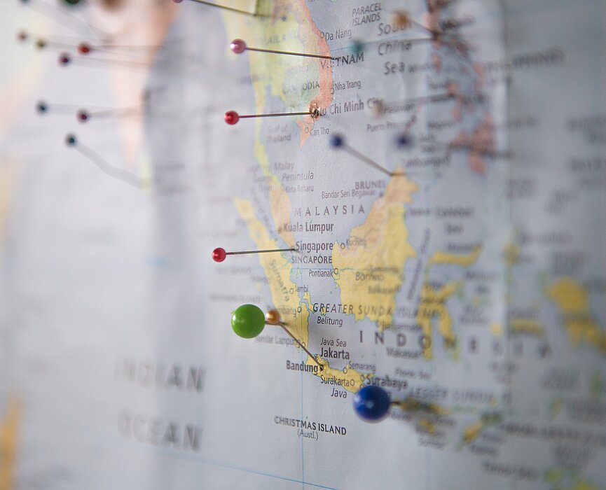 Mapa Mundi grampeado em uma parede 