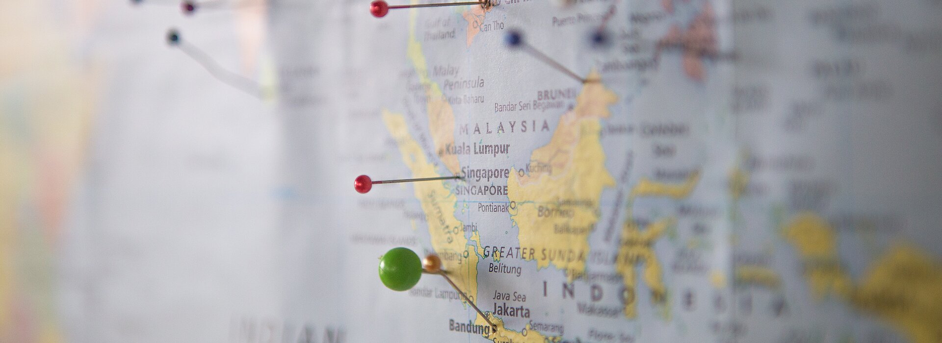 Mapa Mundi grampeado em uma parede
