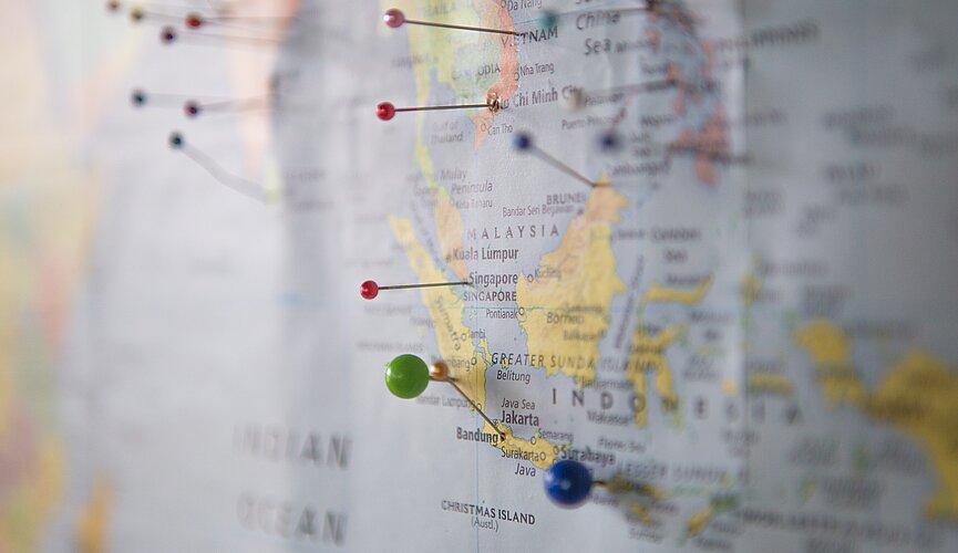 Mapa Mundi grampeado em uma parede