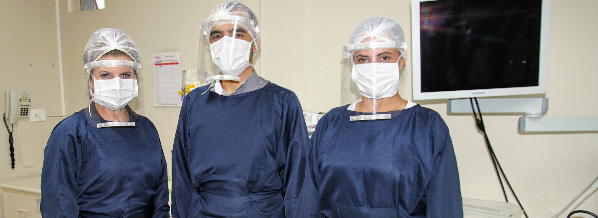 Médicos do HUEM posando com as novas máscaras