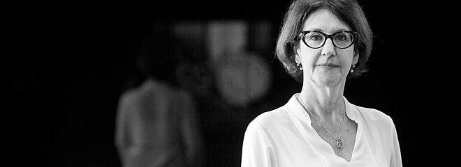 Foto em preto e branco da professora Evane Kramer 