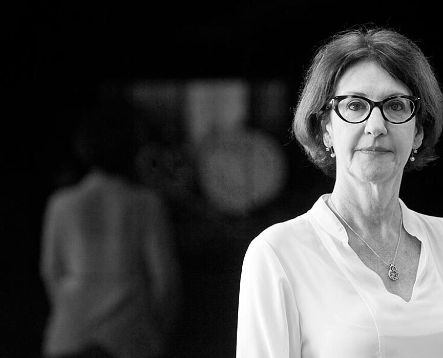 Foto em preto e branco da professora Evane Kramer 