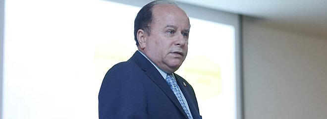 reitor da Universidade Presbiteriana Mackenzie aparece em frente ao data show, durante sua apresentação da palestra