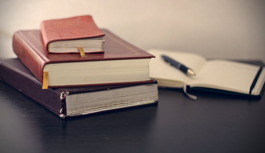livros sobre a mesa
